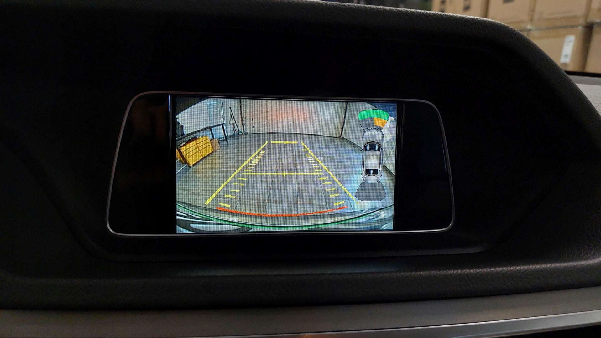 Mercedes E (W212, 2014) - kamera spredaj in zadaj na tovarniško vgrajenem LCD zaslonu 8