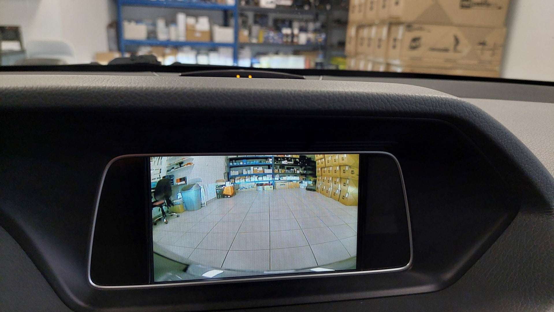 Mercedes E (W212, 2014) - kamera spredaj in zadaj na tovarniško vgrajenem LCD zaslonu 7