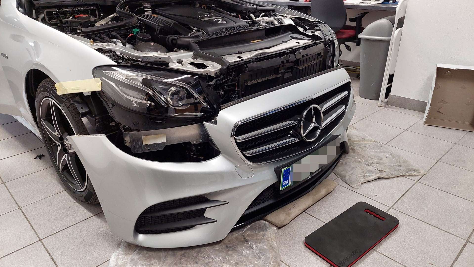 Mercedes E W213 (2019) - vzvratna kamera na tovarniško vgrajenem LCD zaslonu (MBUX) ter parkirni senzorji spredaj in zadaj 2