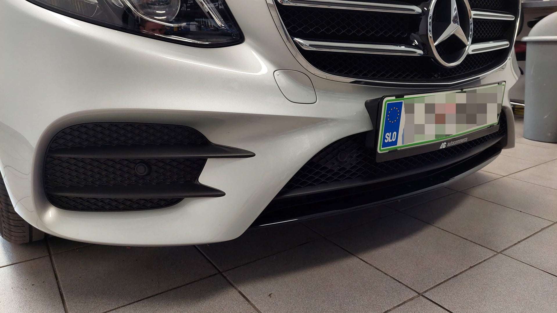 Mercedes E W213 (2019) - vzvratna kamera na tovarniško vgrajenem LCD zaslonu (MBUX) ter parkirni senzorji spredaj in zadaj 3