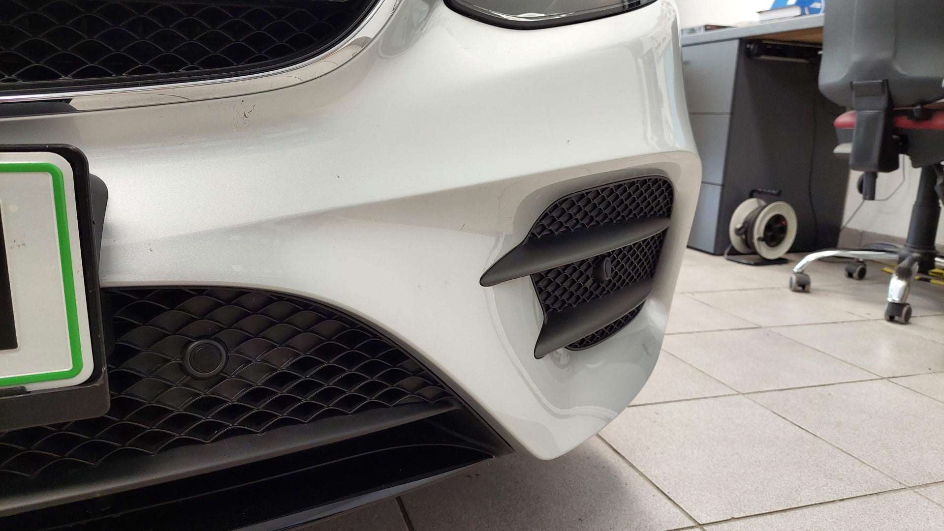 Mercedes E W213 (2019) - vzvratna kamera na tovarniško vgrajenem LCD zaslonu (MBUX) ter parkirni senzorji spredaj in zadaj 4