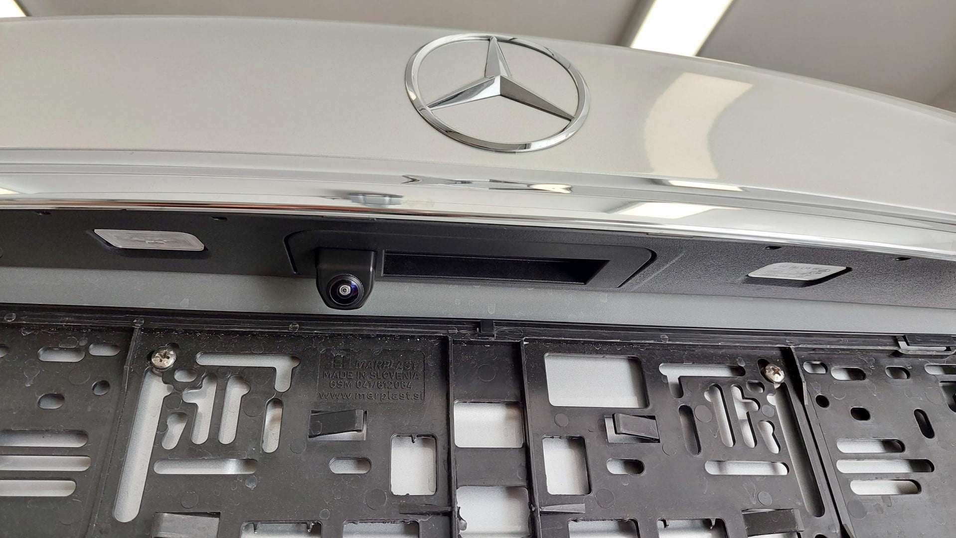 Mercedes E W213 (2019) - vzvratna kamera na tovarniško vgrajenem LCD zaslonu (MBUX) ter parkirni senzorji spredaj in zadaj 6