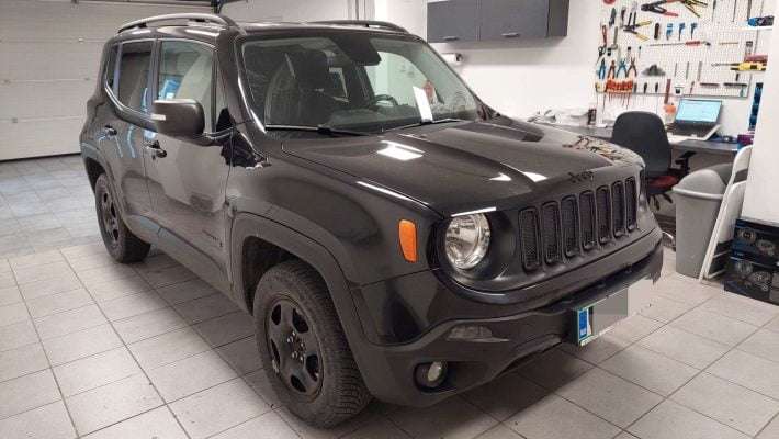 Jeep Renegade (2017) - kamera na tovarniško vgrajenem LCD zaslonu in sprednji parkirni senzorji 8