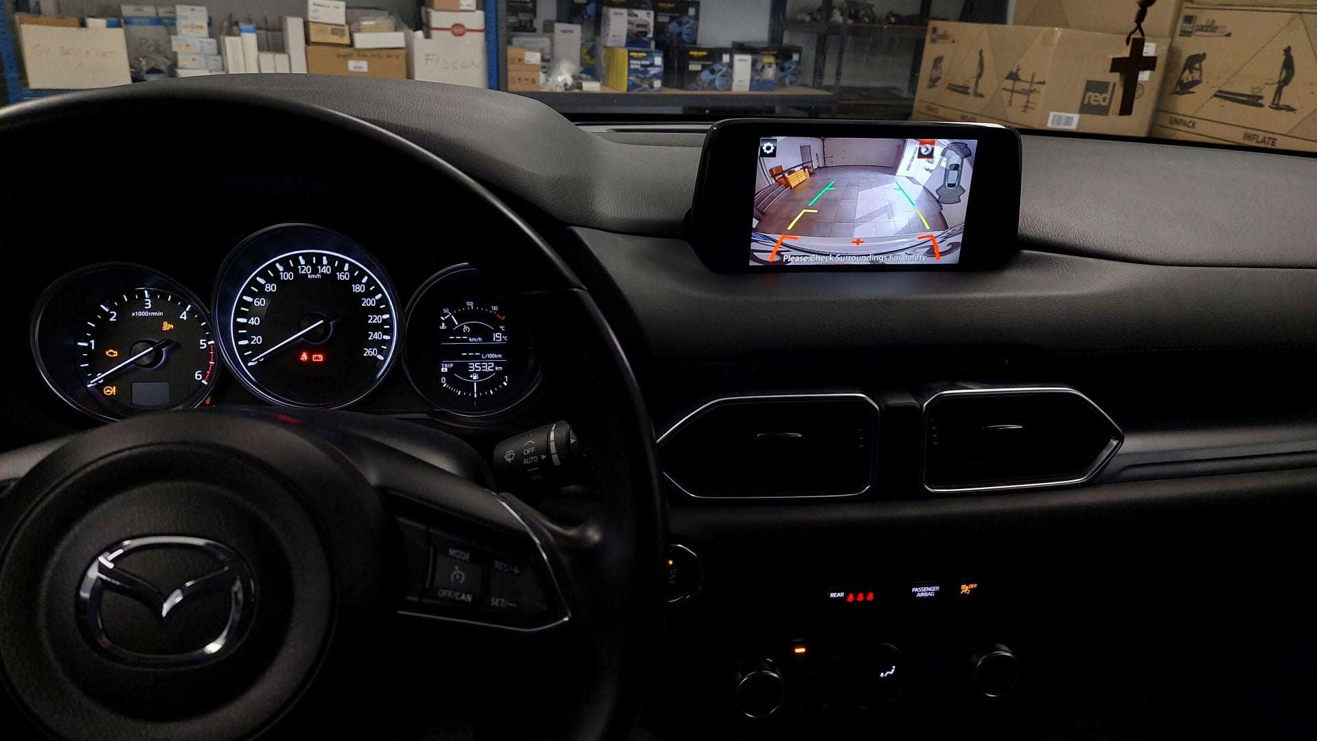 Mazda CX-5 (2017) - kamera na tovarniško vgrajenem LCD zaslonu 4
