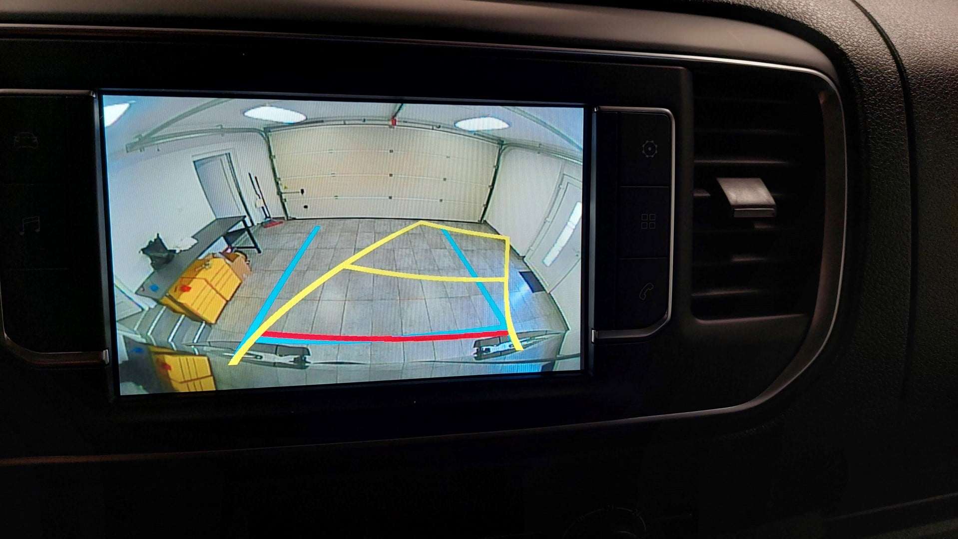 Opel Vivaro (2021) - kamera na tovarniško vgrajenem LCD zaslonu NAC 4