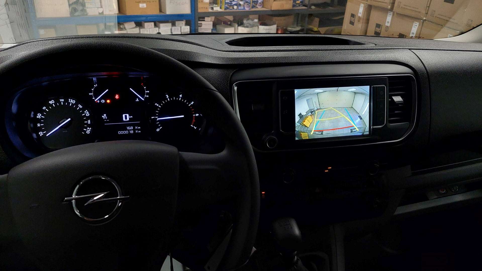 Opel Vivaro (2021) - kamera na tovarniško vgrajenem LCD zaslonu NAC 5
