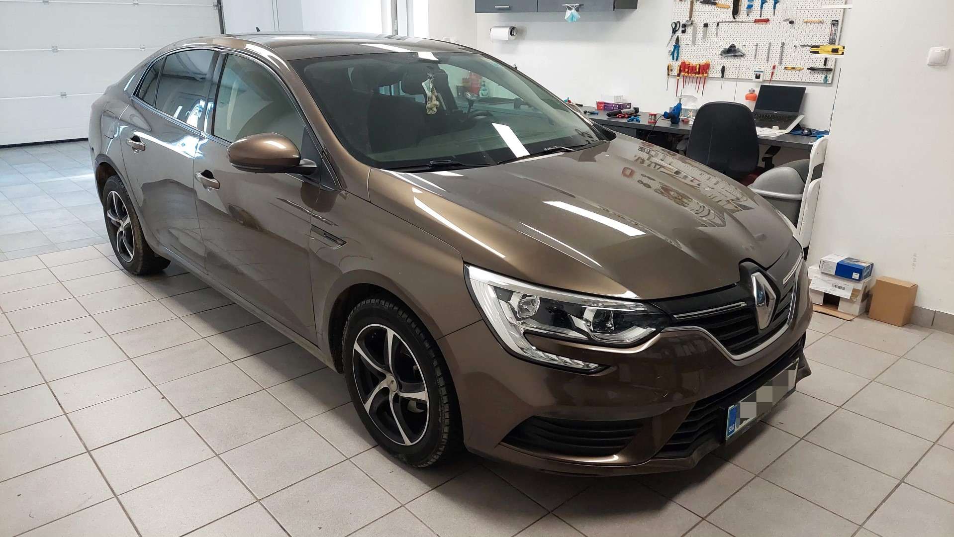 Renault Megane 4 GrandCoupe (2017) – kamera na 7inch LCD v ogledalu 1