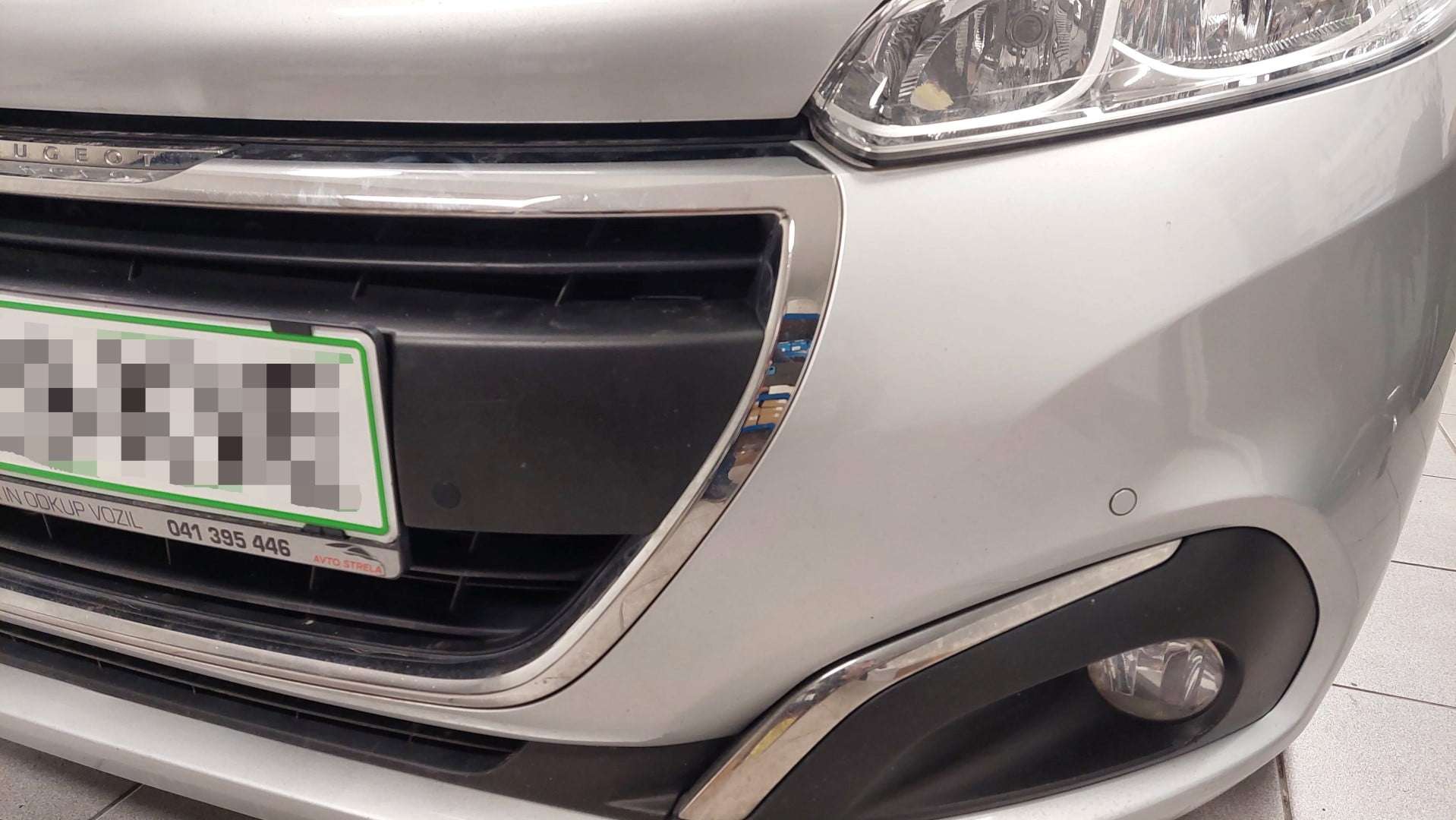 Peugeot 208 (2017) - Parkirni senzorji spredaj in zadaj, ter kamera na tovarniško vgrajenem LCD zaslonu 3