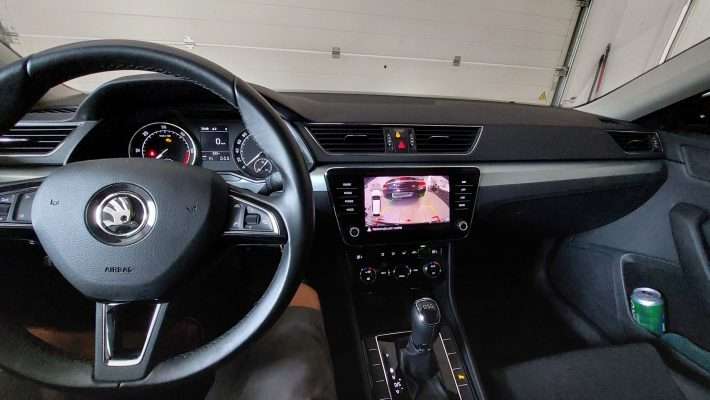 Škoda Superb (2018) – kamera na tovarniško vgrajenem LCD zaslonu 4