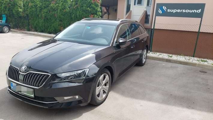 Škoda Superb (2018) – kamera na tovarniško vgrajenem LCD zaslonu 9