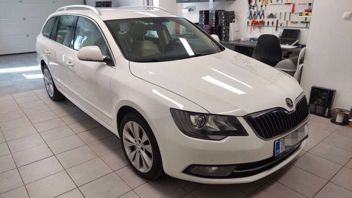 Škoda Superb (2014) – kamera na tovarniško vgrajenem LCD zaslonu 8
