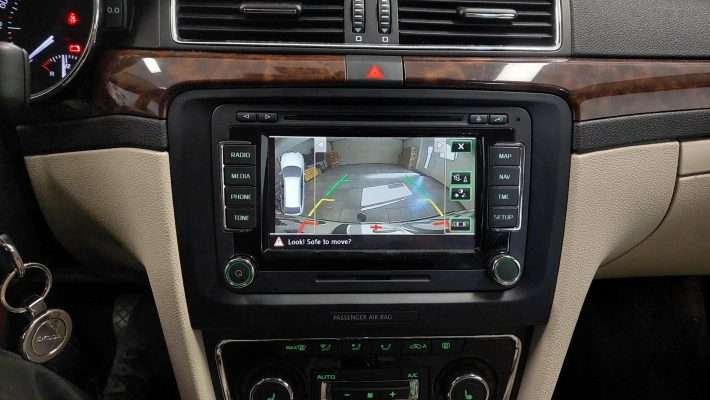Škoda Superb (2014) – kamera na tovarniško vgrajenem LCD zaslonu 4