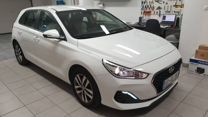 Hyundai i30 (2020) - kamera na 5" zaslonu v vzvratnem ogledalu 10