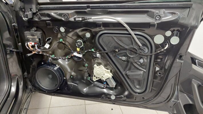 VW Arteon - ojačevalec, nizkotonec in izolacija 5