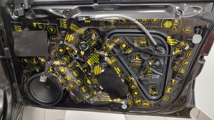 VW Arteon - ojačevalec, nizkotonec in izolacija 6