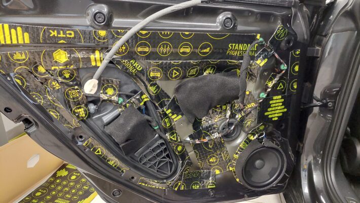 VW Arteon - ojačevalec, nizkotonec in izolacija 7