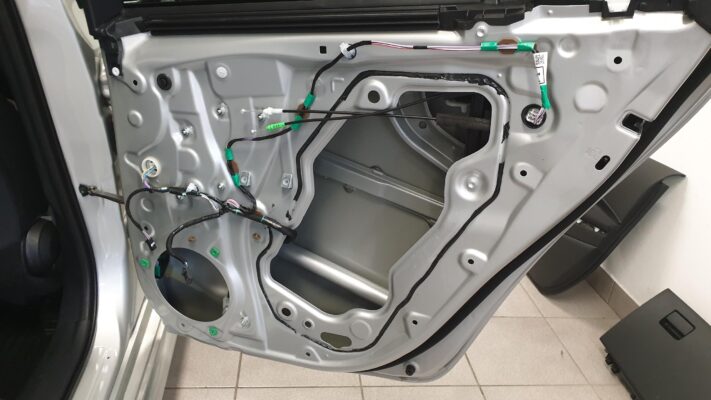 Toyota Corolla karavan (2022) - ojačevalec in nizkotonec Match 6