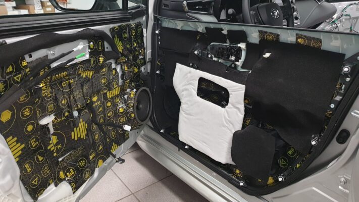 Toyota Corolla karavan (2022) - ojačevalec in nizkotonec Match 8