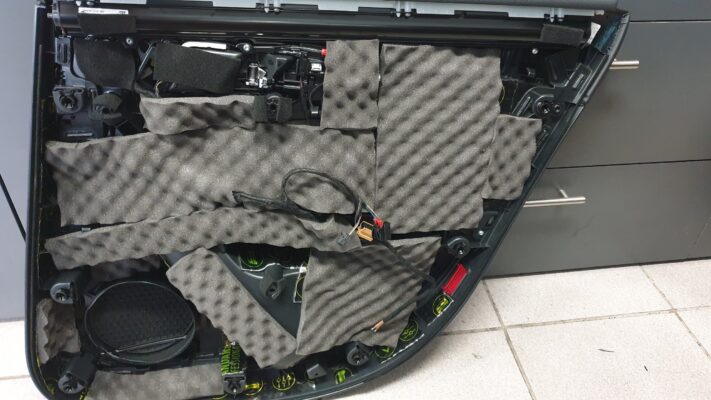 Audi A4 Avant (2020) - ojačevalec Helix in zvočniki DLS 6