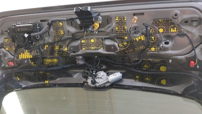 Audi A4 Avant (2020) - ojačevalec Helix in zvočniki DLS 9