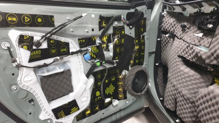 Toyota RAV4 Hybrid (2022) - kompletna izolacija in Helix zvočniki 4