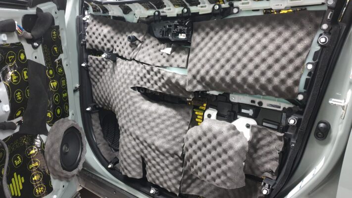 Toyota RAV4 Hybrid (2022) - kompletna izolacija in Helix zvočniki 5