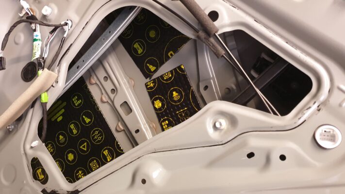 Toyota RAV4 Hybrid (2022) - kompletna izolacija in Helix zvočniki 6