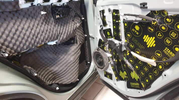 Toyota RAV4 Hybrid (2022) - kompletna izolacija in Helix zvočniki 7