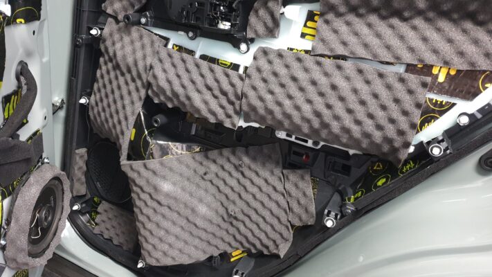 Toyota RAV4 Hybrid (2022) - kompletna izolacija in Helix zvočniki 8