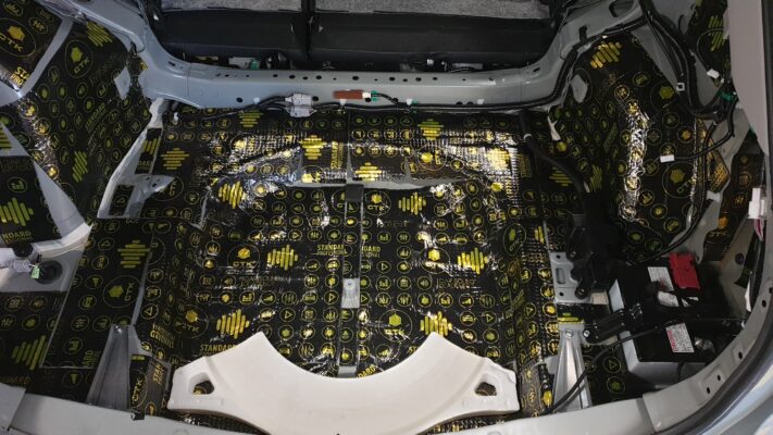 Toyota RAV4 Hybrid (2022) - kompletna izolacija in Helix zvočniki 9