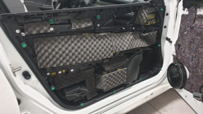 Honda Civic (2019) - izolacija in parkirni senzorji 2