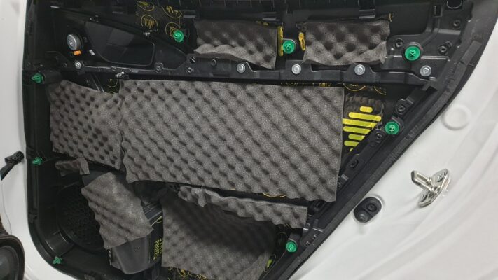 Honda Civic (2019) - izolacija in parkirni senzorji 5