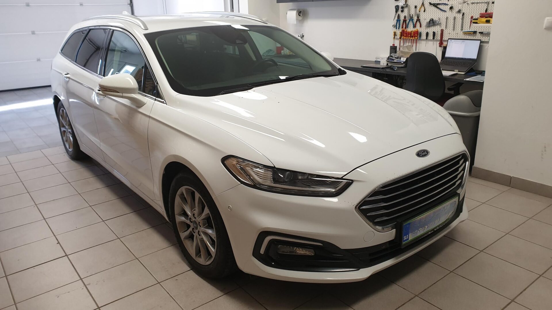 Ford Mondeo karavan (2020) - vzvratna kamera na Sync3 1
