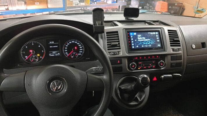 VW Caravelle (2021) - avtoradio s kamero in parkirni senzorji z LCD prikazom 2