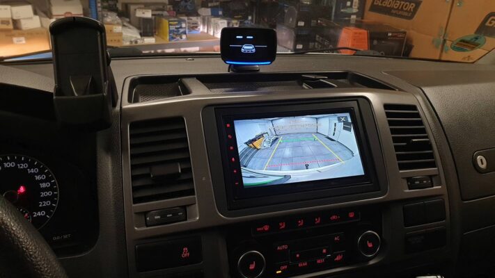 VW Caravelle (2021) - avtoradio s kamero in parkirni senzorji z LCD prikazom 3