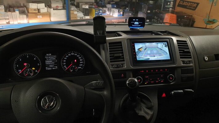 VW Caravelle (2021) - avtoradio s kamero in parkirni senzorji z LCD prikazom 4