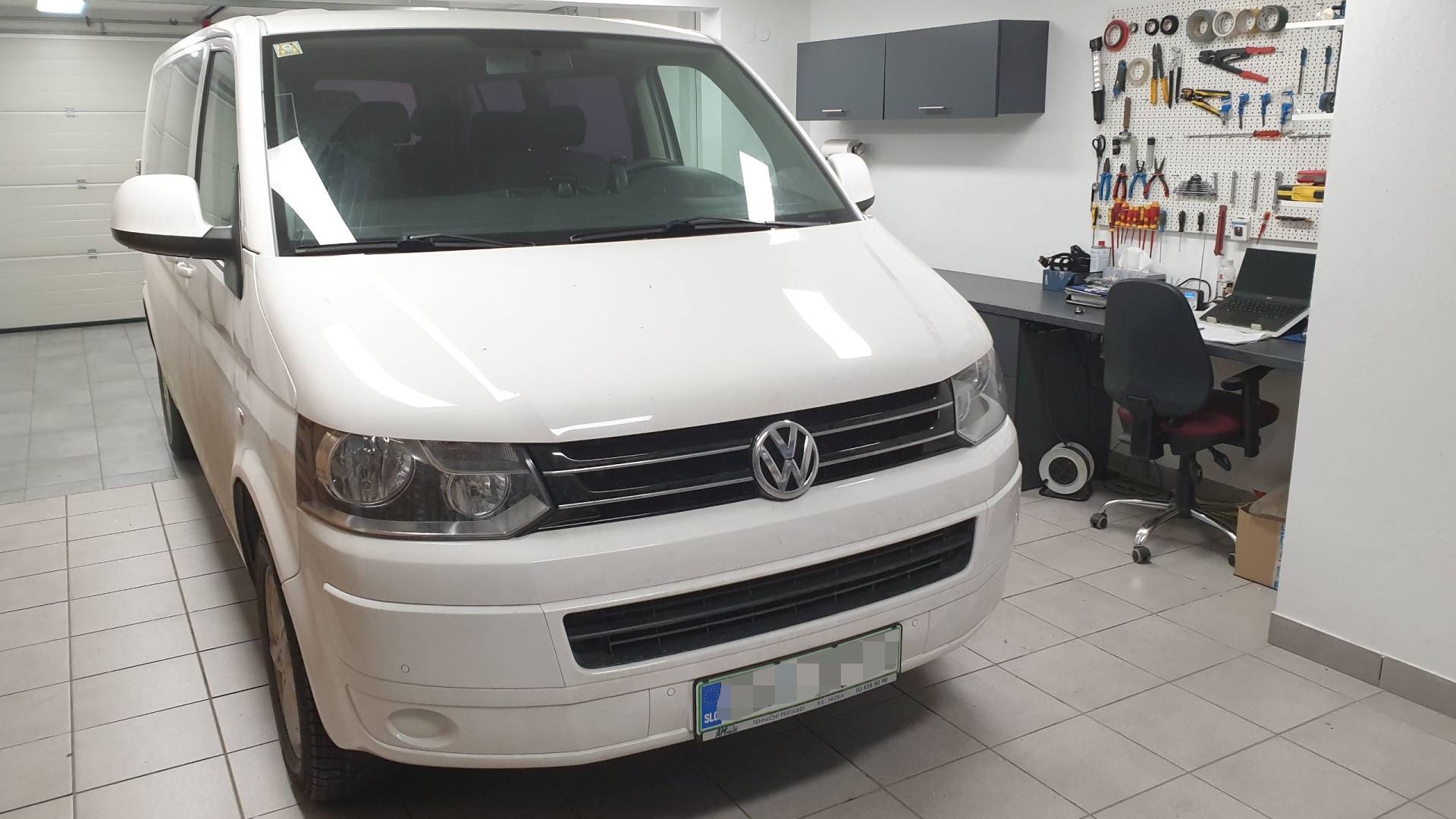 VW Caravelle (2021) - avtoradio s kamero in parkirni senzorji z LCD prikazom 1