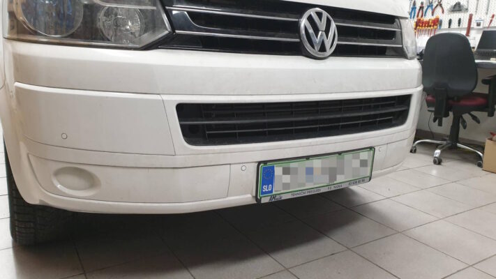 VW Caravelle (2021) - avtoradio s kamero in parkirni senzorji z LCD prikazom 5