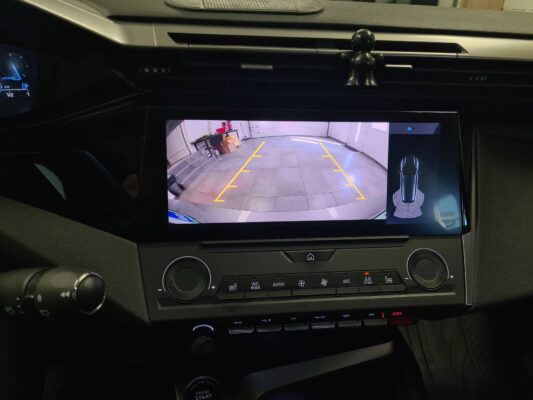 Peugeot 308 (2022) - kamera na OEM zaslon, sprednji senzorji 5