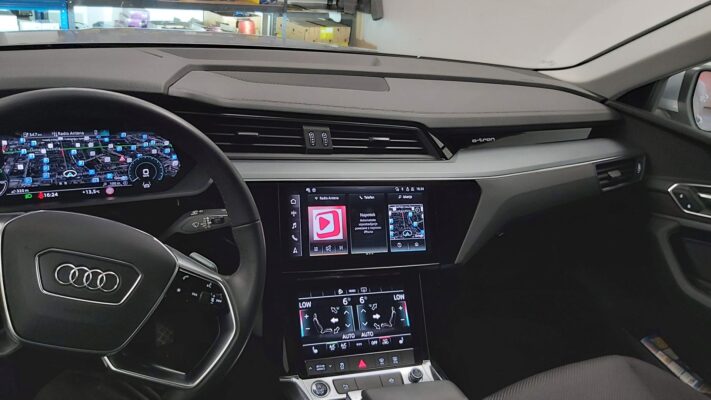 Audi e-tron – vgradnja snemalne kamere 2